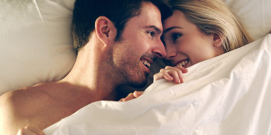 Handjes boven de lakens